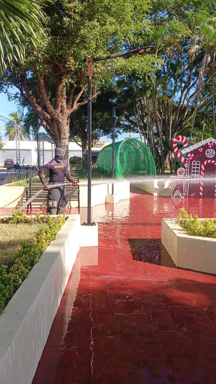 Junta Distrital y Cuerpo de Bomberos ejecutan jornada de limpieza y mantenimiento en el Parque Central