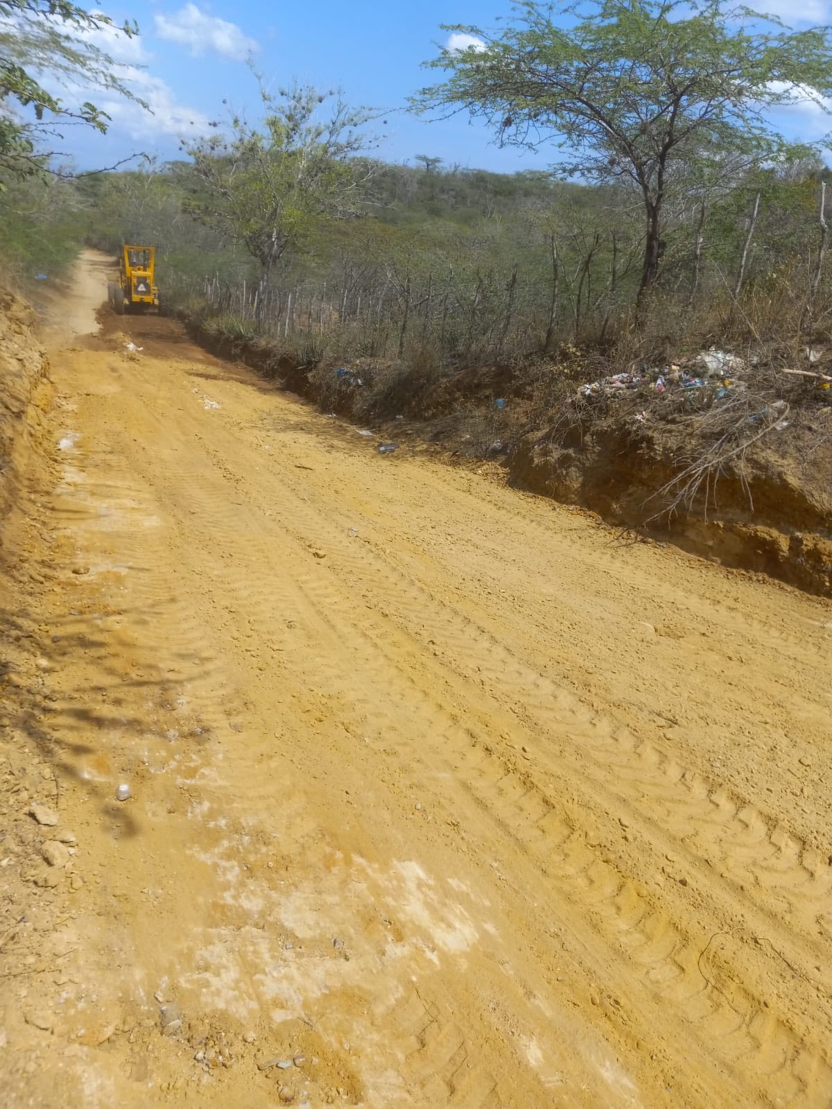🚜 Junta Distrital interviene vía en Gurabo Adentro para mejorar acceso y condiciones de tránsito